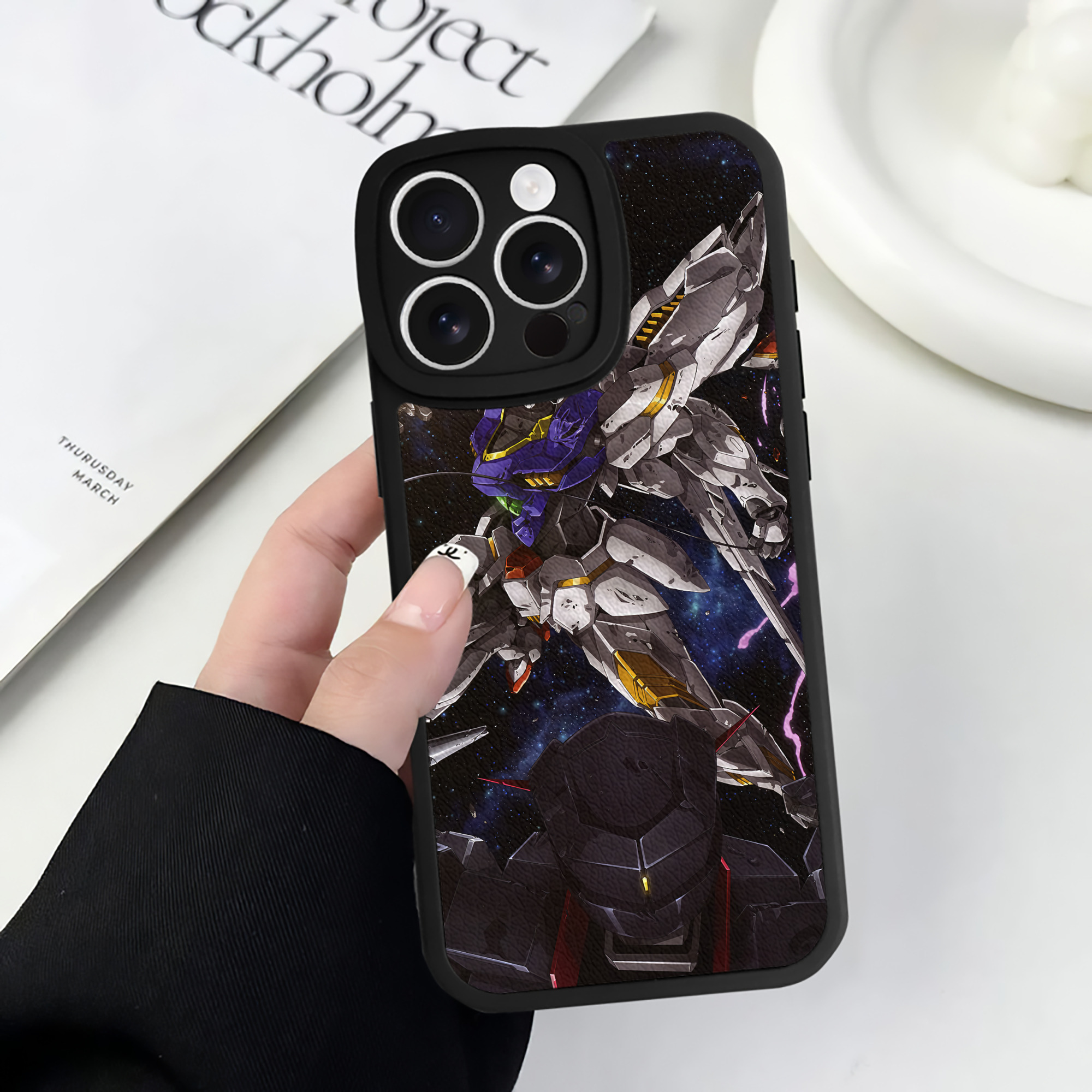 （画像用） 機動戦士ガンダム Mobile Suit Gundam 【iPhone 16シリーズ対応】シリコンスマホケース（レザー調） 材質：シリコン